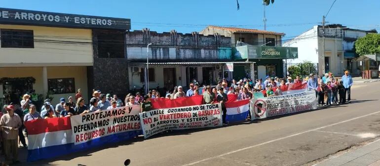 Una importante cantidad de pobladores se manifestaron frente a la Muncipalidad de Arroyos y Esteros para solicitar que no se realice el vertedero en la compañía Mainumby.