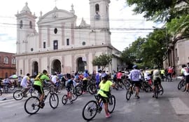 la-primera-parada-del-bicitour-por-viernes-santo-tuvo-lugar-en-la-catedral-unos-500-ciclistas-participaron--211524000000-1824719.jpg