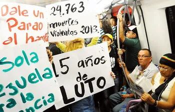 artistas-y-civiles-venezolanos-participaban-ayer-en-una-protesta-luego-del-asesinato-de-la-actriz-monica-spear-efe-235235000000-1034683.jpg