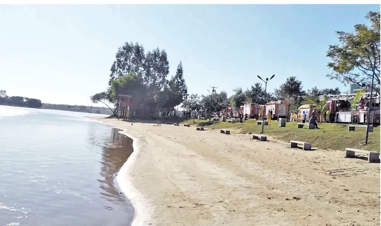 La costanera Ñane Renda cuenta con una extensa playa, áreas verdes, jardines, un anfiteatro y otros sectores para la recreación.