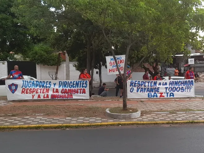 La protesta de un grupo de hinchas de Cerro Porteño sobre la Avenida Novena.