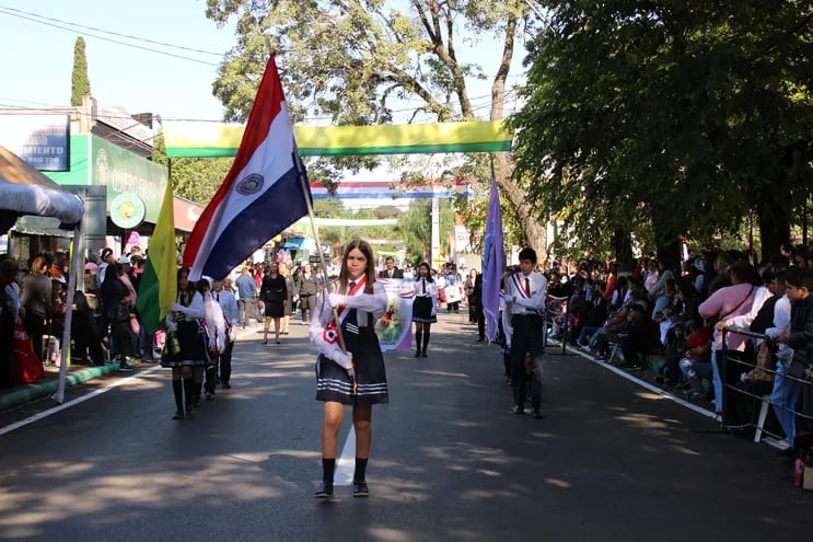 Concurrido desfile estudiantil en homenaje a la patria