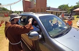 Capuchinos bendicen vehículos en la jornada de este sábado en Ciudad del Este.