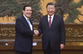 El expresidente de Taiwán, Ma Ying-Jeou es recibido en Pekín por el mandatario de China, Xi Jinping (d).
