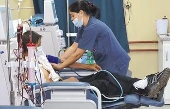 El servicio terciarizado de hemodiálisis en Asunción y Coronel Oviedo está a cargo del sanatorio privado UME, a quien el Ministerio de Salud le adeuda G. 1.600 millones.