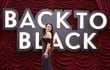 La actriz británica Marisa Abela, que interpreta a Amy Winehouse, posa en el estreno de la película "Back to black" en Londres.