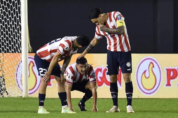 Gustavo Gómez (d), Fabián Balbuena (c) y Mathías Villasanti (23), jugadores de la selección paraguaya, en el partido contra Perú por la primera fecha de las Eliminatorias Sudamericanas al Mundial 2026 en el estadio Antonio Aranda Encina, en Ciudad del Este.
