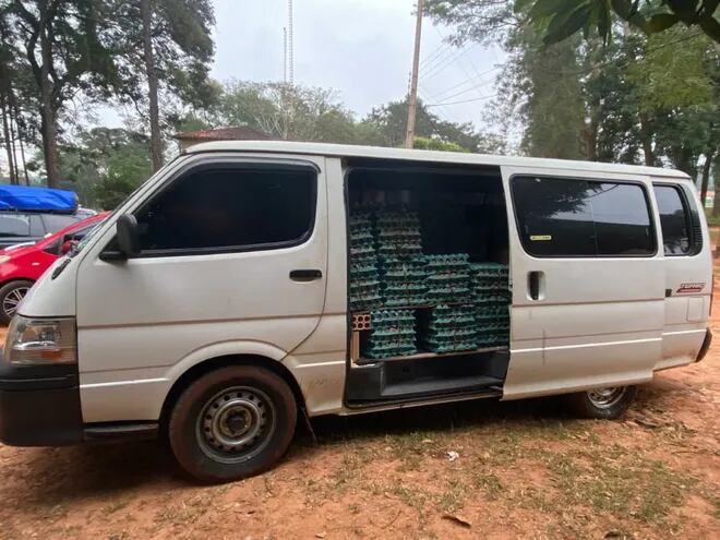 Cuatro vehículos repletos de huevos ingresado de contrabando fueron incautados.