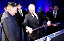 La reunión entre los líderes de Corea del Norte, Kim Jong Un (i) y de Rusia, Vladimir Putin, genera expectativa.