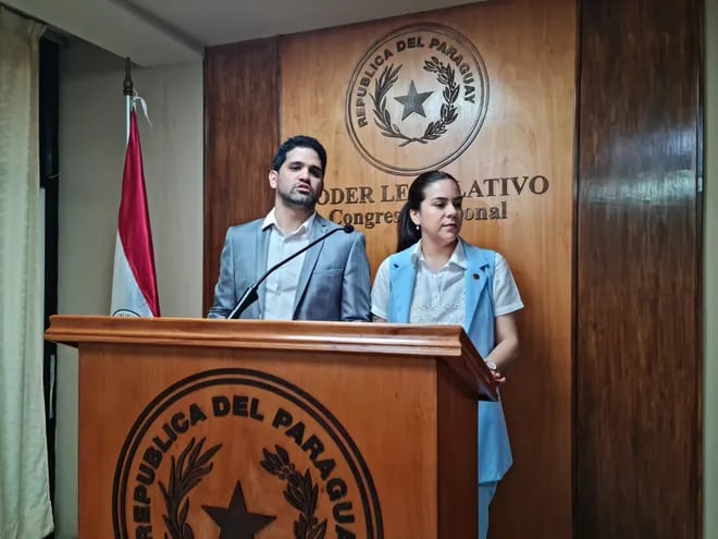 Diputados opositores Johanna Ortega y Raúl Benítez denuncian que les ofrecen cargos para amedrentarlos.