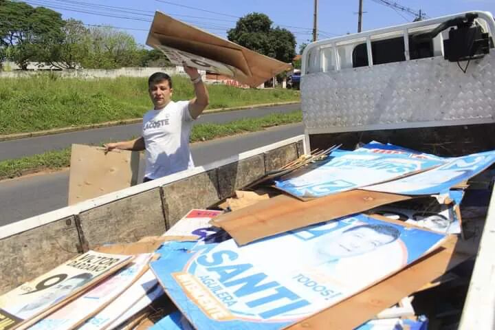 Intendente de San Antonio, Santiago Aguilera, retiró pasacalles y letreros de la campaña electoral.
