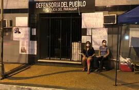 Bibiana Bóbeda, Gissell Rivas, Shirley Cantero y  Silvana Cáceres, funcionarias despedidas de la Defensoría del Pueblo en una manifestación el año pasado.