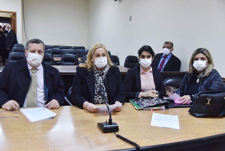 María Esther Roa junto a sus abogados Guillermo Ferreiro y Sary Helman, en la sala de juicios orales.