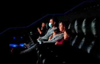 Un grupo de personas en una sala de cine en Dartford, Reino Unido, luego de la reapertura de cines en Gran Bretaña tras su cierre por la pandemia de COVID-19.