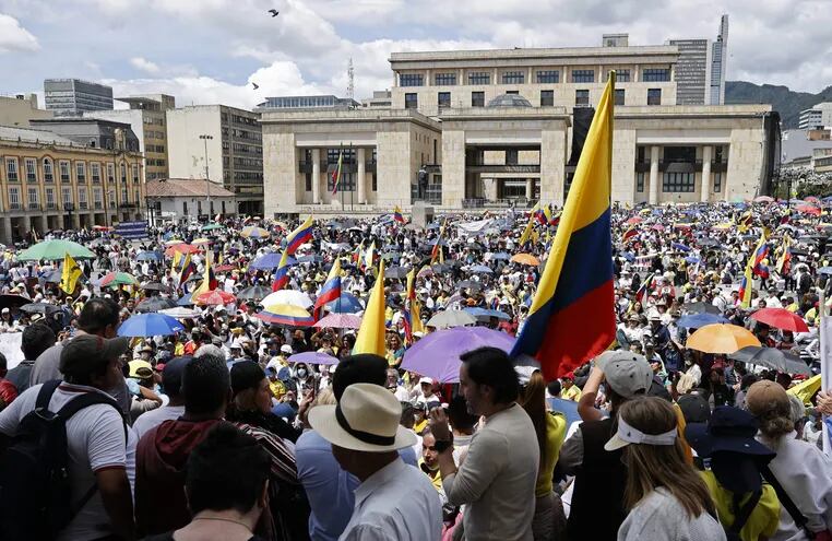 Ciudadanos participan en una protesta contra el gobierno del presidente de Colombia, Gustavo Petro, en la Plaza de Bolívar en Bogotá (Colombia). (EFE)