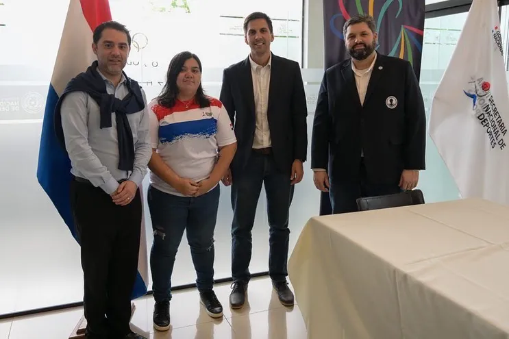 Gabriela Vargas (segunda de izq. a der.) junto al ministro de Deportes, Diego Galeno (segundo de der. a izq.).
