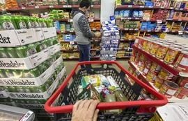Una persona realiza compras en un supermercado, en Buenos Aires (Argentina). CEPAL estima que en general la región mejorará su crecimiento económico, aunque a algunos países no les será fácil. (EFE, archivo)