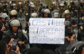 Miembros de la policía vigilan a cientos de manifestantes a favor de Pedro Castillo y en contra del Congreso que se manifiestan en las calles del centro, en Lima (Perú). Distintos y pequeños grupos de manifestantes salieron con bloqueo de algunas carreteras en el sur, para protestar contra la nueva presidenta de la República, Dina Boluarte, y exigir el adelanto de elecciones generales. Las protestas se han concentrado especialmente en las ciudades sureñas de Ica, Arequipa, Tacna y Cuzco, pero también ha habido movilizaciones en Chimbote y Chiclayo, al norte de Lima, así como en la capital peruana. (EFE)