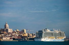 Un crucero con turistas atraca en el puerto de Lisboa, Portugal.