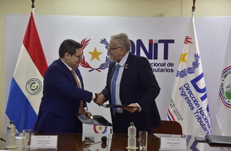 Óscar Orué, titular de la DNIT, y Jorge Brítez, presidente del IPS, firmaron en la fecha un convenio de cooperación interinstitucional.