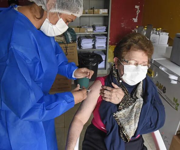 En el vacunatorio de Fernando de la Mora, hasta las 10:00 de esta mañana se habían inmunizado sólo unas 35 personas.