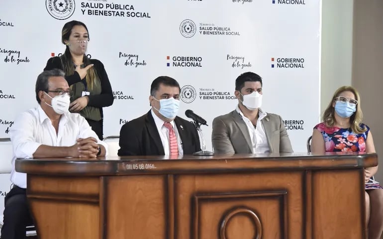 El ministro de Salud, Julio Borba; el gobernador de Central, Hugo Javier González; y el intendente de Asunción, Óscar Rodríguez.