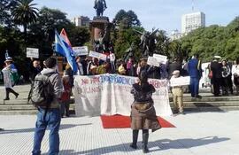 simpatizantes-de-la-izquierda-paraguaya-residentes-en-argentina-escrachan-el-acto-oficial-de-la-embajada--212827000000-1329049.jpg