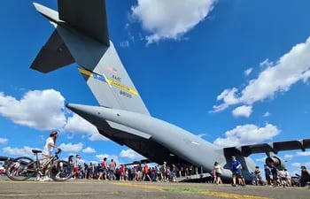 El carguero C-17 Globemaster de US$ 218 millones recibió a cientos de personas que coparon las instalaciones de la I Brigada Aérea en la Base de la FAP en Luque. Esta visita habría costado unos USD 100 mil.