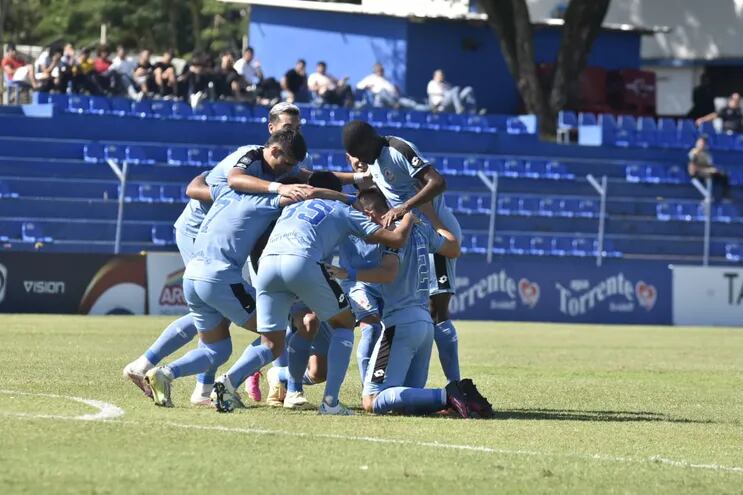 Jugadores de Resistencia celebrando el gol de Alexis Villalba ante Tacuary, en el Luis Alfonso Giagni.