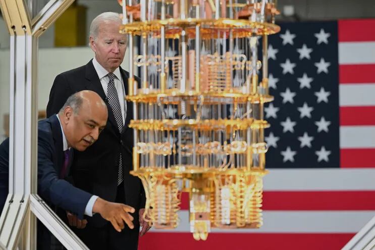 El presidente de los Estados Unidos, Joe Biden, mira una computadora cuántica con el director ejecutivo de IBM, Arvind Krishna, mientras recorre las instalaciones de IBM en Poughkeepsie, Nueva York.