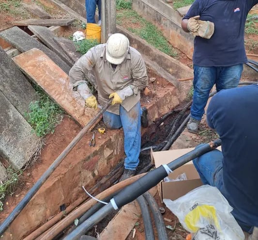 Técnicos de la Ande trabajan para la reparación total de la avería en la subestación de Luque. (gentileza).