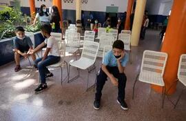Niños esperan para obtener una dosis de la vacuna contra la covid-19 en un colegio, en Caracas (Venezuela).