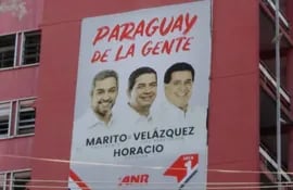 Mario Abdo, Hugo Velázquez, Horacio Cartes en una publicidad vieja expuesta en la sede central de la ANR.