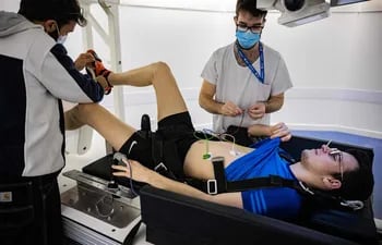Un voluntario (CBot) se ve en la sala de centrifugación de "MEDES", la clínica espacial francesa en Toulouse durante un estudio clínico que simula las consecuencias de la ingravidez en los astronautas en el espacio.