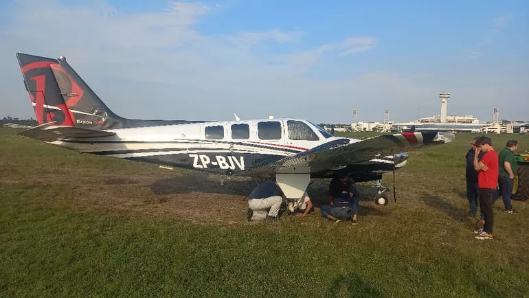 Avión BE58 que llantó en la tarde de este martes en la pista del aeropuerto internacional Silvio Pettirossi por el que otro vuelo de Latam realizó maniobra de sobrevuelo
