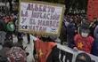 Un cartel durante una manifestación en Buenos Aires señala:  Alberto, inflación y hambre matan". (AFP)
