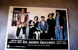 Afiche de "Los santos inocentes" (1984), de Mario Camus, basada en la novela homónima de Miguel Delibes