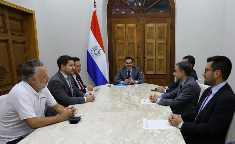El canciller nacional, Rubén Ramirez, en reunión con representantes de la Comisión de la Hidrovía, con participacion de referentes de Cafym y de ANNP, entre otros.