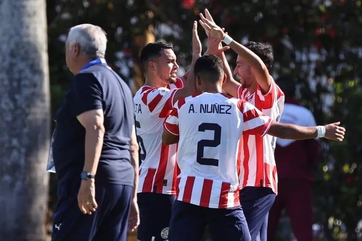 Los jugadores de la selección paraguaya Sub 23 celebran el gol de Marcelo Fernández (d) en un partido ante Perú por el Preolímpico Sudamericano Sub-23 en el estadio Polideportivo Misael Delgado, en Valencia, Venezuela.