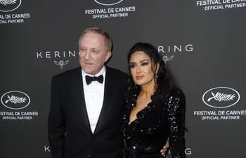 Salma Hayek  y su esposo Francois-Henri Pinault en el Festival de Cannes. (EFE/EPA/GUILLAUME HORCAJUELO)