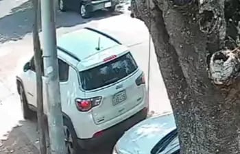 Automóvil con chapa robada que montaba "guardia" frente a la vivienda de la legisladora Kattya González.