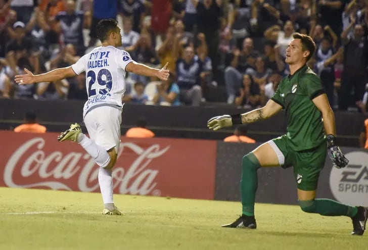 Hugo Iván Valdez celebra tras marcar el primer gol de Ameliano frente a Danubio por Copa Sudamericana.