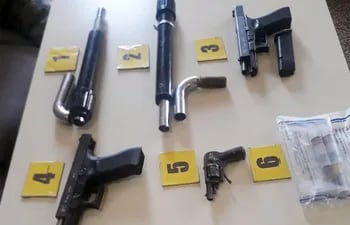 Las cinco armas de fuego encontradas en la cárcel de Concepción.