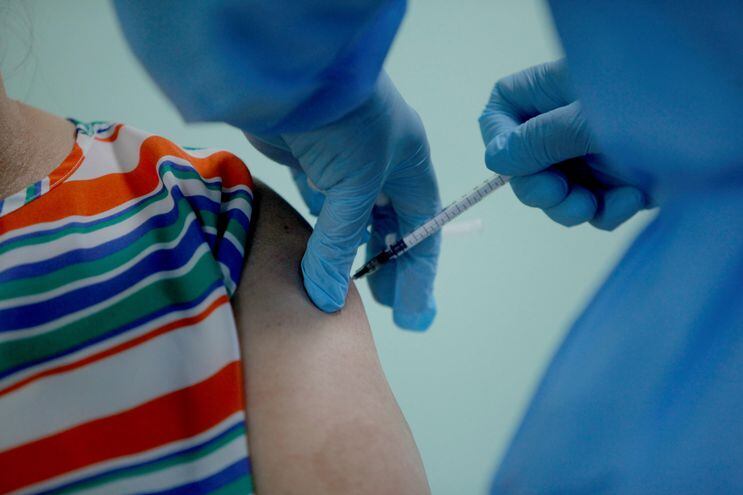 Un adulto mayor es vacunado contra la covid-19 en San Miguelito (Panamá).