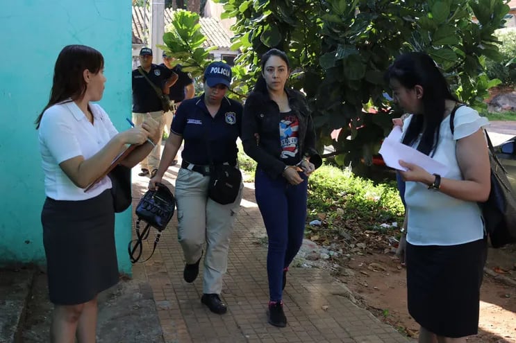 Aida María Villalba, cuando fue detenida como sospechosa de haber hurtado el arma homicida del exfiscal Javier Ibarra.
