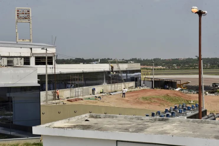 Obreros de EISA siguen con los trabajos de ampliación del espigón norte del aeropuerto, que ya debió concluir en septiembre del 2019.