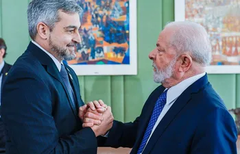 El presidente de Brasil, Lula da Silva, saluda al mandatario paraguayo Mario Abdo Benítez. (Twittter oficial de Lula)