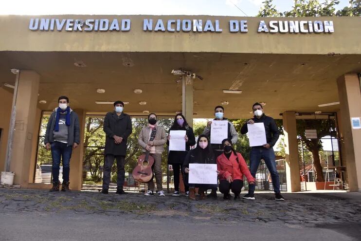 Estudiantes de Letras de Caacupé protestaron  esta siesta frente a la sede central de Filosofía, en Asunción, contra el cierre de la carrera en la filial.