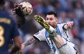 Lionel Messi intenta puntear el balón que el francés Eduardo Camavinga logra cabecear, durante la final del Mundial de Qatar 2022, que podría haber sido el último partido del astro argentino en una Copa del Mundo.