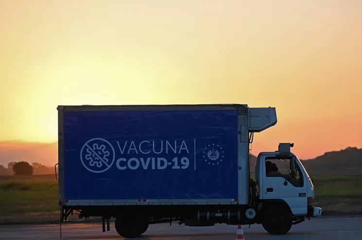 Un camión espera la llegada de vacunas de Sinovac en el aeropuerto internacional Óscar Romero de San Luis Talpa, El Salvador, este domingo.